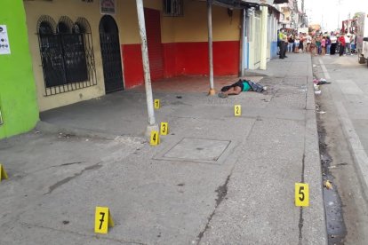 La víctima quedó tendida sobre un parterre, con su rostro hacia el piso. Los peritos de Criminalística identificaron siete indicios.