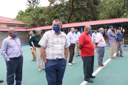 Los pacientes se reúnen al aire libre por las mañanas, para relajarse y compartir vivencias.