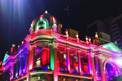 Además del Palacio Municipal, otro edificio como The Point, en Puerto Santa Ana de Guayaquil, también se iluminó con dichos colores.