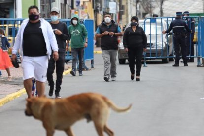 Los ciudadanos toman precauciones al momento de salir a hacer sus compras.