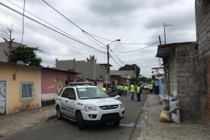 Policías llegaron al sitio para realizar el levantamiento de los cadáveres.
