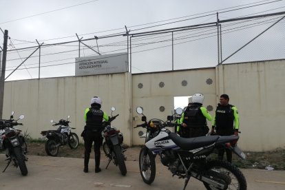 La mañana de hoy los agentes policiales seguían con la búsqueda de los fugados.