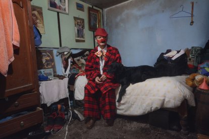 Muñequito vive con su mascota en una casa arrendada de Carcelén Bajo, en el norte de Quito. Debe el alquiler y los servicios básicos.