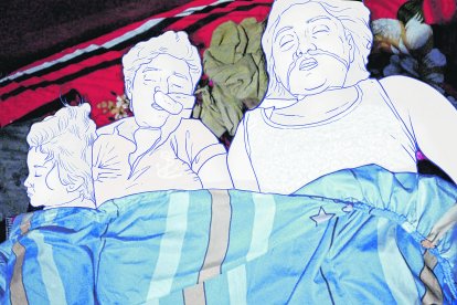 Así fueron encontrados los cadáveres de las pequeñas, juntas sobre una cama.