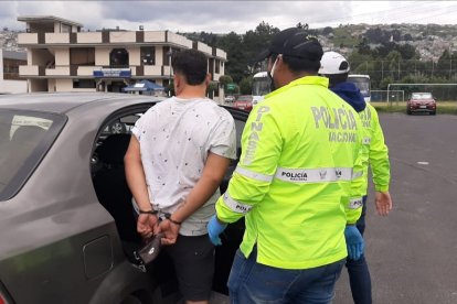 Cuatro sujetos están vinculados en varios asaltos en el sur de Quito. Uno de ellos habría terminado con la vida de un médico.