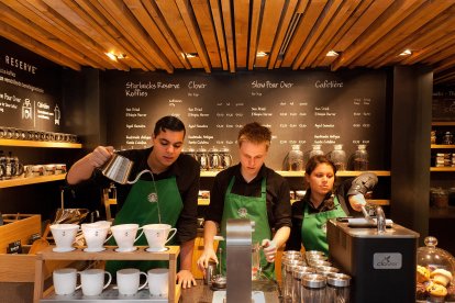 El mesero utilizará el dinero para financiar sus estudios en danza.