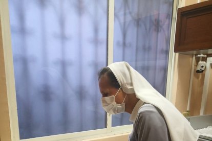 Momento en que la hermana Carmela coge entre sus manos al bebé dejado hace unos minutos.