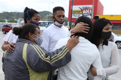 La madre de las niñas asesinadas recibe el consuelo de sus familiares.
GERARDO MENOSCAL
Agencia (ag-expreso)