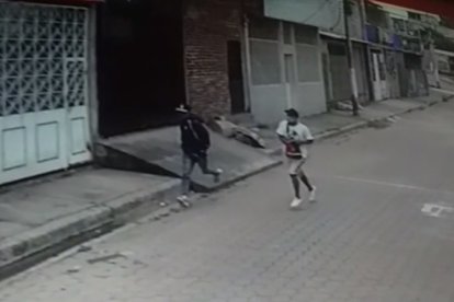 Dos de los ladrones fueron captados por una cámara de vigilancia mientras escapaban del sector.