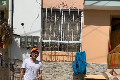 En el exterior de su casa está el ‘taller’ en el cual arma las viviendas caninas.