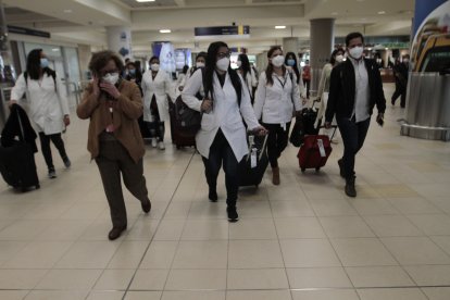 Médicos y enfermeros arribaron al Aeropuerto Mariscal Sucre la mañana de ayer y se quedarán por dos semanas.