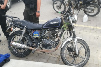 En esta motocicleta viajaban los supuestos malhechores.