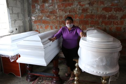 La abuela de las menores asesinadas no puede contener el dolor ante su partida.