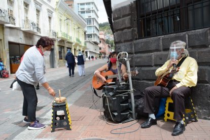 En la esquina de las calles Venezuela y Sucre, Patricio y Yolanda delitan al público con todos sus instrumentos.