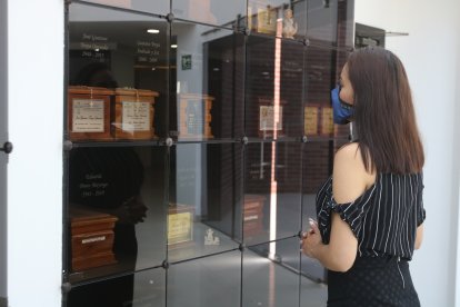 Las cremaciones se incrementaron. Los familiares llegan a retirar los cofres.