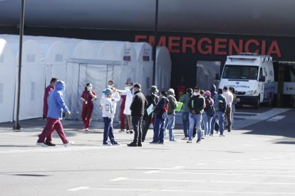 Los hospitales centinela tienen pocas camas disponibles. La mayoría de personas que espera afuera de las casas de salud llegan con síntomas de COVID-19.