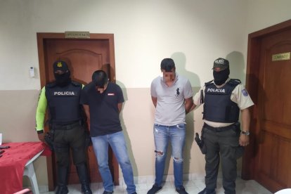 Dos de los detenidos en el operativo policial. En total atraparon a cinco personas, relacionadas al delito.