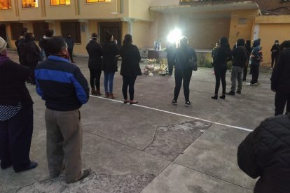 Deudos y amigos se congregaron en el parque central de Guaranda.