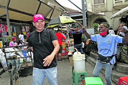 César Chino Freire, se hizo famoso en redes sociales por sus vídeos llenos de frases que usan los conductores.



PERIODISTA : JERSON RUIZ



FECHA : 11/06/2020 



Agencia (ag-extra)