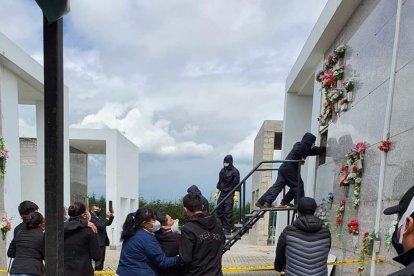 El sepelio se realizó al día siguiente de confirmarse la muerte del conductor. Su familia pide ayuda.