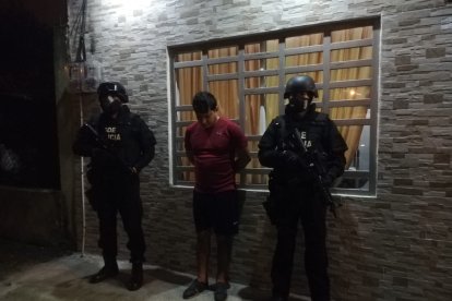 Uno de los detenidos durante el operativo que ejecutó la Policía.