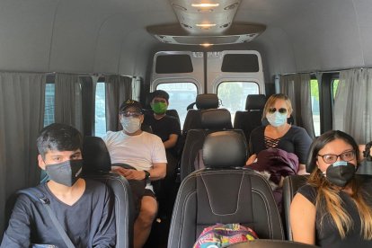 Los familiares de María Ángeles Bravo viajaron en dos furgonetas de Guayaquil a Cojitambo para estar presentes en su sepelio.