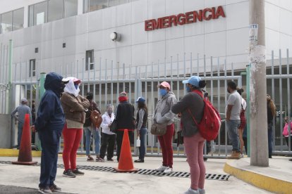 Los familiares esperan afuera del hospital con la esperanza de que sus parientes estén mejor de salud.
