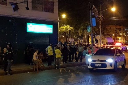 Las dos víctimas viajaban en este vehículo blanco. Se encontraron seis indicios balísticos.