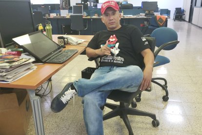 El Chino Freire al final él auto decretó periodista y diseñador.