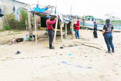 Autoridades municipales llegaron a destruir el sitio donde se refugiaban los extranjeros.