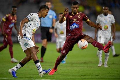 El zaguero ecuatoriano John Narváez (i) deja el Macará, para unirse al Deportes Tolima de Colombia.