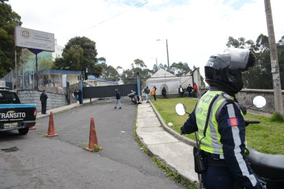 Compañeros del fallecido esperaban afuera de la morgue por el informe de autopsia.