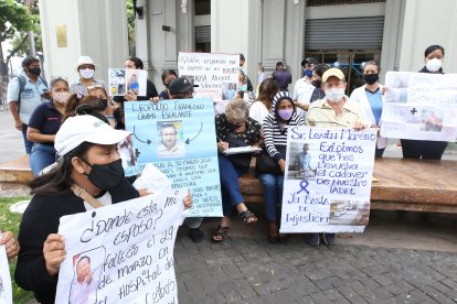 La protesta se efectuó este jueves en la Plaza de la Administración, en el centro de Guayaquil.