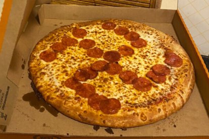 Una imagen de la pizza con la cruz esvástica hecha con rodajas de pepperoni.