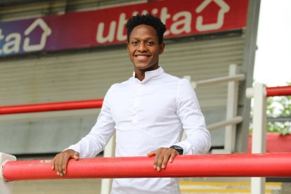 Joel Valencia se mandó un golazo con la camiseta del Brentford FC de la Championship.