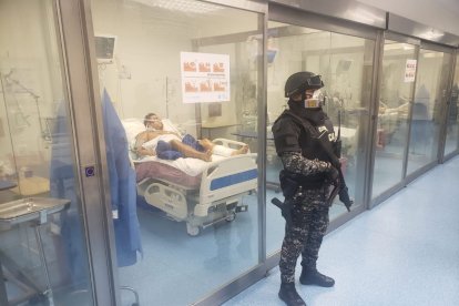 Agentes del 
Grupo de Intervención y Rescate custodian la Unidad de Cuidados Intensivos.