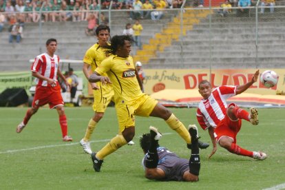 El exdefensa de Barcelona, Segundo Matamba, siempre jugó con una desviación en rodilla derecha.