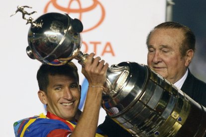 Patricio Urrutia, el entonces capitán de Liga de Quito, fue el encargado de recibir el trofeo de la Libertadores en el mítico estadio Maracaná.
