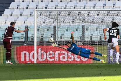 Gianluigi Buffon se convirtió en el jugador con mayor cantidad de encuentros disputados (648) en la Serie A italiana.