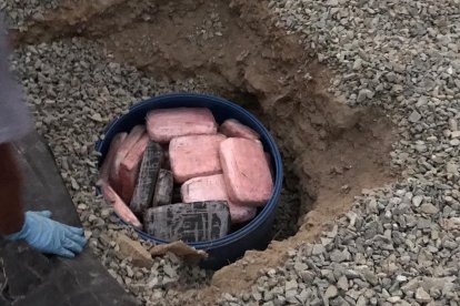 Los paquetes de droga estaban enterrados dentro de recipientes de plástico.