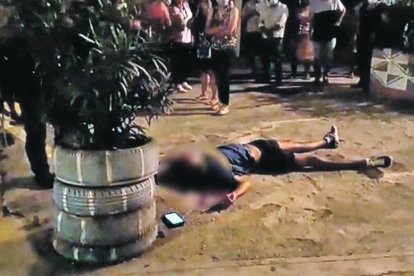 El cadáver de Luis Aníbal Michelena Rojas quedó sobre la vereda. Junto a él, cerca de su mano derecha estaba su celular.