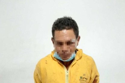 Los vecinos golpearon al sospechoso cuando lograron capturarlo.