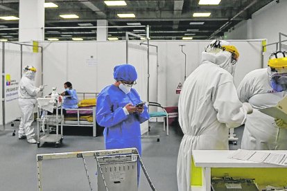 En este centro existen 192 profesionales de la salud, que se rotan en turnos de 24 y 12 horas. A ellos se sumaron los porteños.