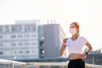 Los cubrebocas serían perjudiciales para la salud solo si la persona tiene una enfermedad pulmonar.