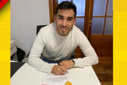 Lisandro Alzugaray fue anunciado como refuerzo de Aucas. El extremo argentino de 30 años es la cuarta incorporación del Papá.