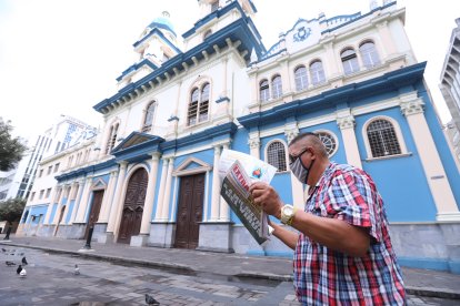 Los fieles que compraron el diario ayer miraban atentos la publicación, en honor a la devoción a Jesús.