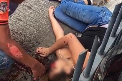 La joven salió volando de la motocicleta. El fuerte golpe provocó su deceso.