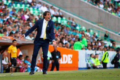 Guillermo Almada, el entrenador del Santos de México. Antes dirigió a Barcelona.