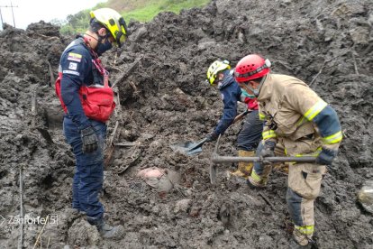 Aproximadamente 8 horas se tomaron los rescatistas para sacar los dos cadáveres.