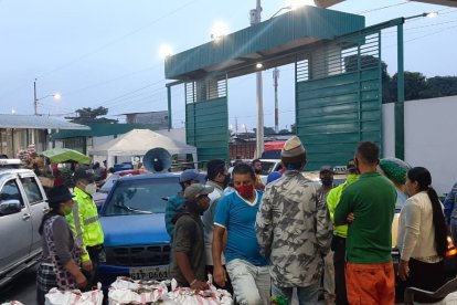 Agentes de la Policía llegaron a investigar el asalto a los comerciantes.